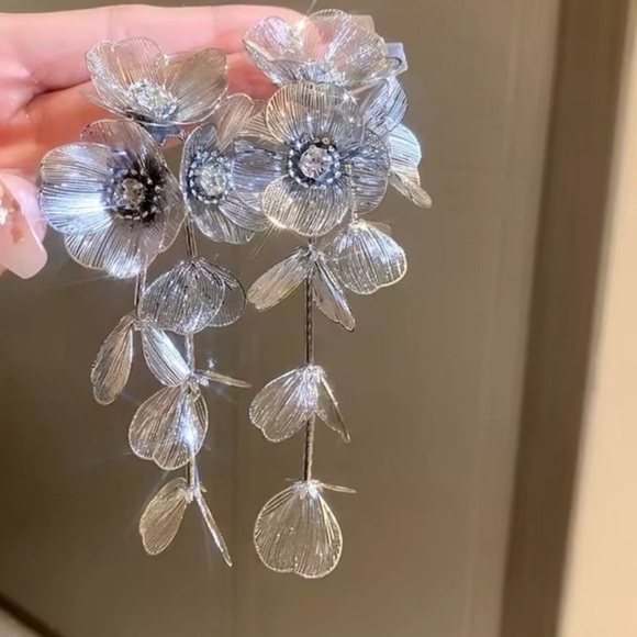 Zara Famous Kate Middleton Floral Statement Earrings - Picture 3 of 8